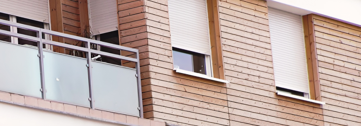 Okna i drzwi balkonowe z roletą nadstawną – sztywność konstrukcji