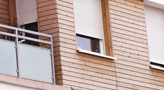 Okna i drzwi balkonowe z roletą nadstawną – sztywność konstrukcji